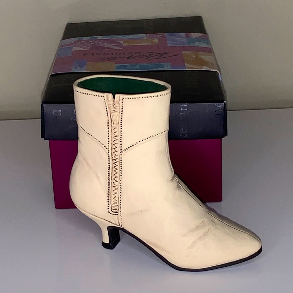 Just the Right Shoe Ingenue